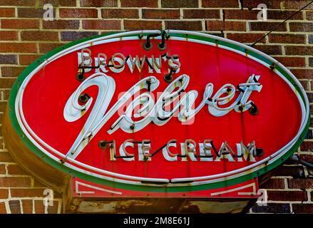 Ein Neonschild mit der Werbung für Brown's Velvet Ice Cream hängt am 28. Dezember 2022 vor Lovelace Drugs in Ocean Springs, Mississippi. Stockfoto