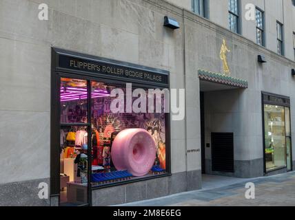 Flipper's Roller Boogie Palace ist ein Markengeschäft im Channel Gardens of Rockefeller Center, New York City, USA 2023 Stockfoto