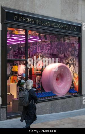 Flipper's Roller Boogie Palace ist ein Markengeschäft im Channel Gardens of Rockefeller Center, New York City, USA 2023 Stockfoto