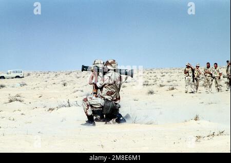 Ein Marine vom 7. Zug, 1. Aufklärungseinheit, bereitet sich auf den Abwurf einer LEICHTEN AT-4-Panzerabwehrwaffe vor, während er während der Operation Desert Shield am Waffentraining auf der Abu Hydra Range teilnimmt. Betreff Operation/Serie: WÜSTENSCHILD Land: Saudi-Arabien (Sau) Stockfoto