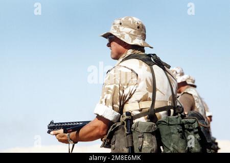 Ein britischer Soldat der Dragoon Guards der Königin feuert seine L2A3-Maschinen-Pistolen ab, während er während der Operation Desert Storm am Waffentraining auf dem Abu Hydra Range teilnimmt. Betreff Operation/Serie: WÜSTENSCHILD Land: Saudi-Arabien (Sau) Stockfoto