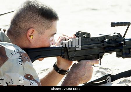 Ein Marine vom 7. Zug, 1. Force Reconnaissance Company, feuert eine M-249 Squad Automatic Weapon (SAW) ab, während er während der Operation Desert Shield am Waffentraining am Abu Hydra Range teilnimmt. Betreff Operation/Serie: WÜSTENSCHILD Land: Saudi-Arabien (Sau) Stockfoto