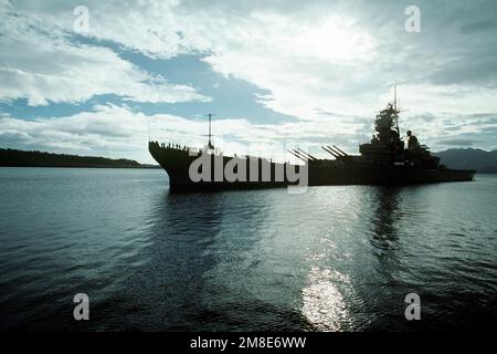 Besatzungsmitglieder beobachten vom Geländer aus, wie das Schlachtschiff USS MISSOURI (BB 63) im Hafen ankommt. Basis: Marinestützpunkt, Subic Bay Staat: Luzon Land: Philippinen (PHL) Stockfoto