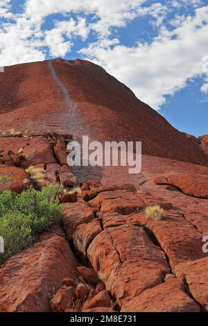 402 Kettenhandgriff beim Klettern auf den Uluru-Ayers Rock zum Gipfel, vom Mala-Abschnitt des Base Walk aus gesehen. NT-Australien. Stockfoto