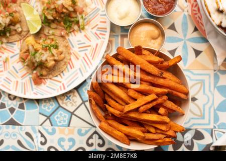 Süßkartoffeln Pommes Krabben Tortillas, Salsa in einem mexikanischen Restaurant Stockfoto