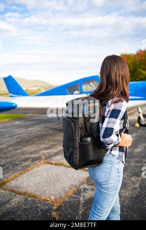 Junge BIPOC weibliche Pilotin bereitet sich auf die Reise mit einem kleinen Flugzeug vor Stockfoto