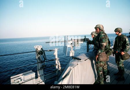 Mitglieder der Marine-Einheit des Schiffes bereiten sich darauf vor, während der Operation Desert Shield ein Maschinengewehr des Kalibers M-2 .50 abzufeuern, während an Bord des Schlachtschiff USS WISCONSIN (BB-64) Waffentraining stattfindet. Betroffene Operation/Serie: WÜSTENSCHILD Land: Unbekannt Stockfoto