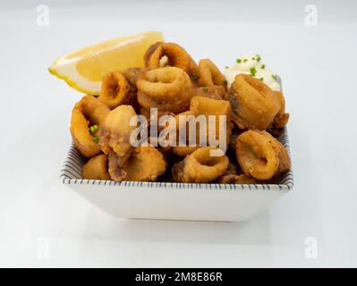 Ration typischer spanischer gebratener Calamari-Ringe Stockfoto