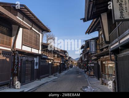 Die Hauptstraße in Narai-juku, ein gut erhaltener Bezirk an der Nakasendo-Route in Shiojiri, Präfektur Nagano, Japan. Stockfoto