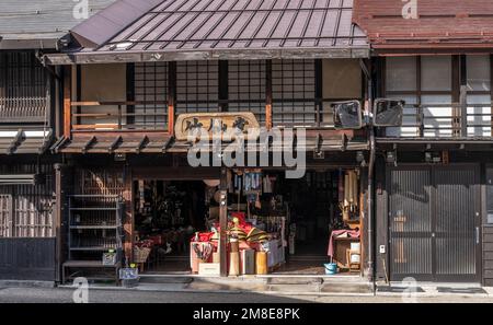 Ein Geschäft in Narai-juku, einem gut erhaltenen Bezirk an der Nakasendo-Route in Shiojiri, Präfektur Nagano, Japan. Stockfoto