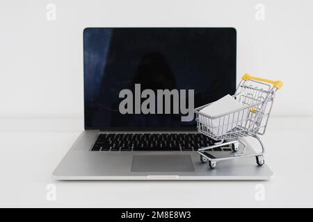 E-Commerce Online-Warenkorb auf einem Laptop Stockfoto