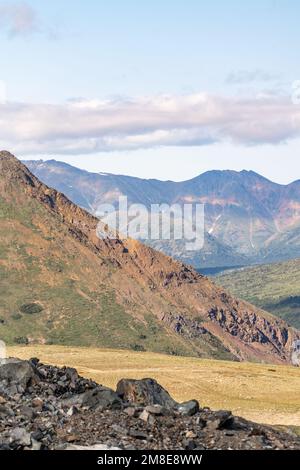 Alpengebiet im Norden Kanadas im Sommer mit weitläufigen Ausblicken auf die Gegend nahe der Grenze zu Alaska. Stockfoto