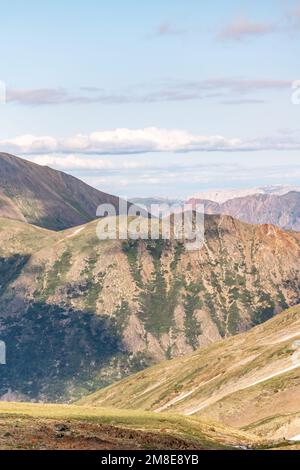 Alpengebiet im Norden Kanadas im Sommer mit weitläufigen Ausblicken auf die Gegend nahe der Grenze zu Alaska. Stockfoto