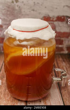 Hausgemachtes kombucha fermentiertes Teegetränk in einem Glas mit Wasserhahn Stockfoto