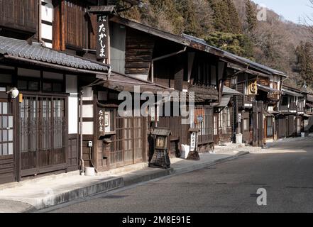 Die Hauptstraße in Narai-juku, ein gut erhaltener Bezirk an der Nakasendo-Route in Shiojiri, Präfektur Nagano, Japan. Stockfoto