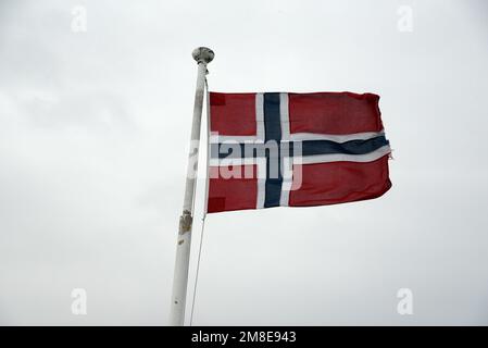 Sommerfähre von Andøya zur Insel Senja mit norwegischem Fähnrich. Stockfoto