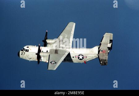 Eine Ansicht von links eines Greyhound-Flugzeugs der Fleet Logistic Support Squadron 24 (VR-24) C-2A auf dem Weg zum Flugzeugträger USS JOHN F. KENNEDY (CV-67) während der Operation Desert Shield. Betreff Operation/Serie: WÜSTENSCHILDLAND: Rotes Meer Stockfoto