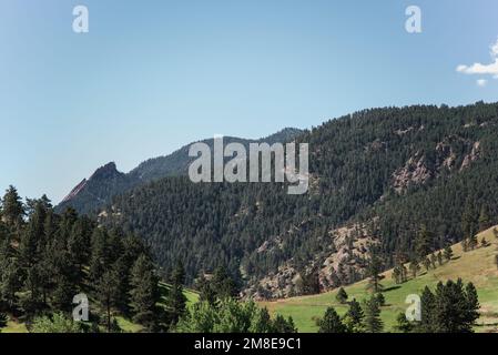 Colorado Landschaft mit Berggipfeln und Bäumen in Boulder Colorado Stockfoto