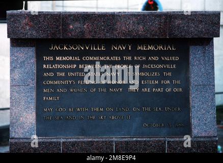 Eine Gedenktafel am Navy Memorial erinnert an die Beziehung zwischen der Gemeinde Jacksonville und den USA Die Marine. Basis: Jacksonville Bundesstaat: Florida (FL) Land: Vereinigte Staaten von Amerika (USA) Stockfoto