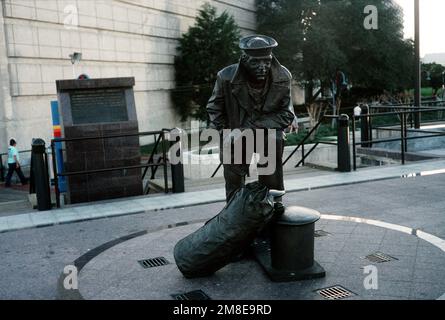 Das Navy Memorial, das von den Bürgern Jacksonvilles errichtet wurde, um der Beziehung zwischen dieser Gemeinde und den USA zu gedenken, ist aus nächster Nähe zu sehen Die Marine. Basis: Jacksonville Bundesstaat: Florida (FL) Land: Vereinigte Staaten von Amerika (USA) Stockfoto