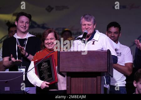 Dennis Mitchell, Trainer der Hall of Fame und Illinois Fighting Illini, spricht flankiert von Frau Cindy Mitchell während der Eröffnungssitzung des UCS Spirit Pole Vault Summit am Freitag, den 13. Januar 2023 in Sparks, Nev. Stockfoto