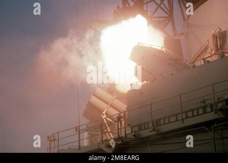 Ein Feuerball beleuchtet die oberen Decks des Schlachtschiff USS WISCONSIN (BB-64), während eine BGM-109 Tomahawk-Landangriffsrakete während der Operation Desert Storm gestartet wird. Betroffene Operation/Serie: WÜSTENSTURM Land: Unbekannt Stockfoto