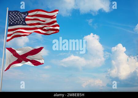 Große offizielle Flagge der USA mit kleinerer Flagge des Staates Alabama, USA bei bewölktem Himmel. Vereinigte Staaten von Amerika patriotisches Konzept. Copy space for Stockfoto