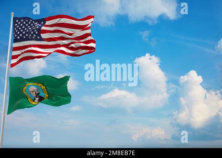 Große offizielle Flagge der USA mit kleinerer Flagge des Staates Washington, USA bei bewölktem Himmel Hintergrund. Patriotisches Konzept der Vereinigten Staaten von Amerika. Raum kopieren Stockfoto