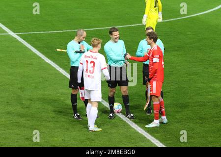 MÜNCHEN, Deutschland. , . Der Schiedsrichter Dr. Felix BRYCH und die Assistenten Christian Leicher und Marco Achmueller mit den Teamleitern Nr. 25 Thomas Müller - MÜLLER von FCB und Nr. 13, Nicolas SEIWALD von Red Bull Salzburg, Kredit: SPP Sport Press Photo. Alamy Live News Stockfoto