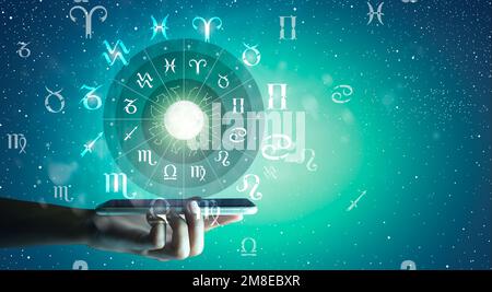 Astrologische Tierkreiszeichen innerhalb des Horoskopkreises auf Mobiltechnologie. Astrologie, Kenntnis der Sterne am Himmel über der Milchstraße und dem Mond. Zodia Stockfoto