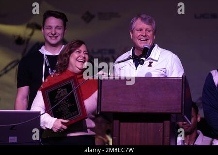 Dennis Mitchell, Trainer der Hall of Fame und Illinois Fighting Illini, spricht flankiert von Frau Cindy Mitchell während der Eröffnungssession der UCS S Stockfoto