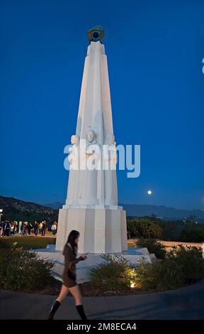 Statue der Astronomen vor dem Griffith Observatory im Griffith Park, Los Angeles, CA, USA Stockfoto