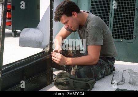 Ein Mitglied der 20. Aircraft Maintenance Unit arbeitet an einem 1. Special Operations Wing MH-53J Pave Low III Hubschrauber, der für den Versand in die Region des Persischen Golfs vorbereitet wird, um die Operation Desert Shield zu unterstützen. Betreff Betrieb/Serie: WÜSTENSCHILDBASIS: Hurlburt Field State: Florida (FL) Land: Vereinigte Staaten von Amerika (USA) Stockfoto