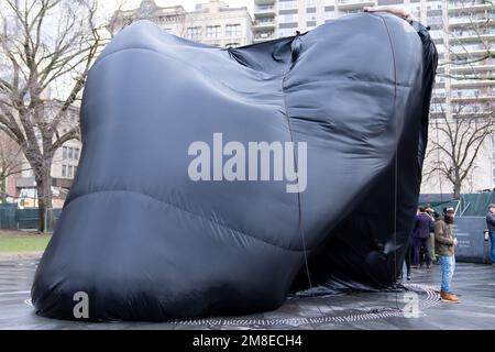 Boston, Massachusetts, USA. 13. Januar 2023. Die Skulptur Embrace, die am 13. Januar 2023 auf dem Boston Common enthüllt wird. Kredit: Katy Rogers/Media Punch/Alamy Live News Stockfoto