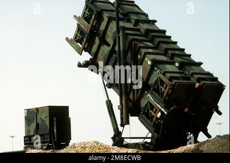 Ein Blick auf einen Patriot-Raketenwerfer, der während der Operation Desert Shield eingesetzt wurde. Der Starter ist der 7. Air Defense Artillery Brigade zugewiesen. Betreff Operation/Serie: WÜSTENSCHILD Land: Saudi-Arabien (Sau) Stockfoto