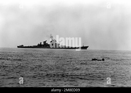 Eine irakische Mine schwebt in der Nähe des Schlachtschiff USS MISSOURI (BB-63), bevor sie von Mitgliedern des Teams zur Beseitigung von Sprengkörpern während der Operation Desert Shield detoniert wird. Betroffene Operation/Serie: WÜSTENSCHILD Land: Unbekannt Stockfoto