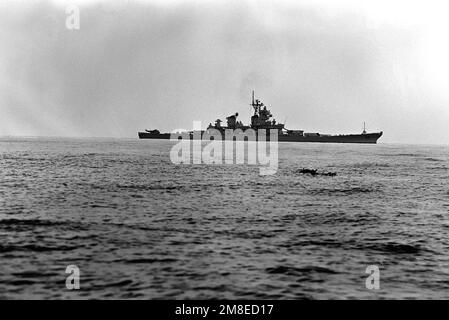 Eine irakische Mine schwebt in der Nähe des Schlachtschiff USS MISSOURI (BB-63), bevor sie von Mitgliedern des Teams zur Beseitigung von Sprengkörpern während der Operation Desert Shield detoniert wird. Betroffene Operation/Serie: WÜSTENSCHILD Land: Unbekannt Stockfoto