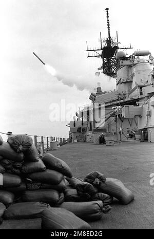 Eine BGM-109 Tomahawk Landangriffsrakete (TLAM) wird zu Beginn der Operation Desert Storm vom Schlachtschiff USS MISSOURI (BB-63) auf ein irakisches Ziel abgefeuert. Betroffene Operation/Serie: WÜSTENSCHILD Land: Unbekannt Stockfoto