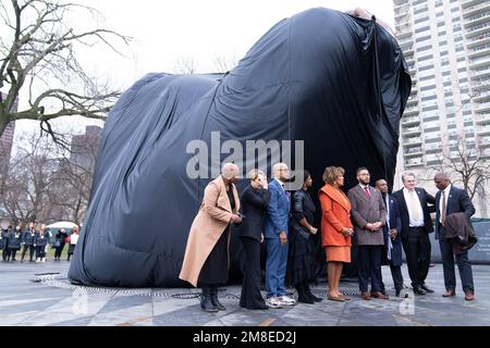 Boston, Massachusetts, USA. 13. Januar 2023. Die Skulptur „The Embrace“ wird am 13. Januar 2023 auf dem Boston Common enthüllt. Kredit: Katy Rogers/Media Punch/Alamy Live News Stockfoto