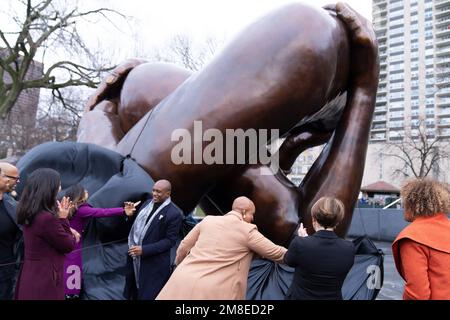 Boston, Massachusetts, USA. 13. Januar 2023. Die Skulptur „The Embrace“ wird am 13. Januar 2023 auf dem Boston Common enthüllt. Kredit: Katy Rogers/Media Punch/Alamy Live News Stockfoto