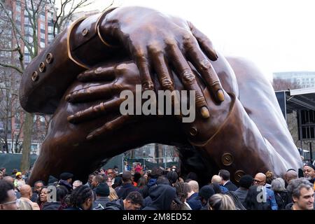 Boston, Massachusetts, USA. 13. Januar 2023. Die Skulptur „The Embrace“ wird am 13. Januar 2023 auf dem Boston Common enthüllt. Kredit: Katy Rogers/Media Punch/Alamy Live News Stockfoto