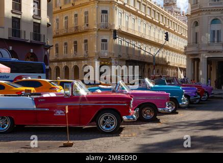 Klassische amerikanische Autos, Taxis, lokal bekannt als "almendrones" in Havanna, Kuba verwendet. Stockfoto