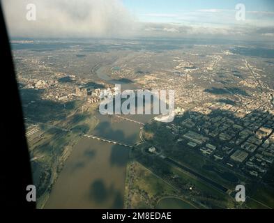 Der Potomac River ist von der Arlington Memorial Bridge, dem Vordergrund und der Theodore Roosevelt Memorial Bridge, die den Waterway nach Virginia überquert, aus der Vogelperspektive zu sehen. Land: Vereinigte Staaten von Amerika (USA) Stockfoto