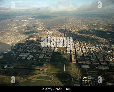 Eine Luftaufnahme von Washington, District of Columbia, mit einem Teil des Tidal Basin im Vordergrund. Ebenfalls im Vordergrund befinden sich das Lincoln Memorial, der Reflecting Pool und das Washington Monument. Das Weiße Haus und Ellipse sind im Zentrum. Land: Vereinigte Staaten von Amerika (USA) Stockfoto