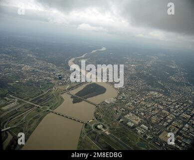 Ein Luftblick auf den Potomac River mit der Arlington Memorial Bridge, die den Wasserweg im Vordergrund umfasst. Die Theodore Roosevelt Memorial Bridge und Theodore Roosevelt Island befinden sich im Hintergrund. Basis: Bundesstaat Washington: Bezirk Columbia (DC) Land: Vereinigte Staaten von Amerika (USA) Stockfoto