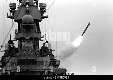 Eine BGM-109 Tomahawk Landangriffsrakete (TLAM) wird zu Beginn der Operation Desert Storm vom Schlachtschiff USS MISSOURI (BB-63) auf ein irakisches Ziel abgefeuert. Betroffene Operation/Serie: WÜSTENSCHILD Land: Unbekannt Stockfoto