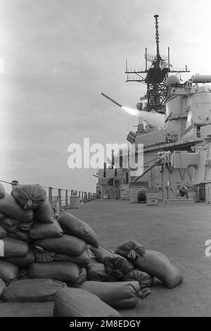 Eine BGM-109 Tomahawk Land-Attack-Rakete (TLAM) wird zu Beginn der Operation Desert Storm vom Schlachtschiff USS MISSOURI (BB-63) auf ein irakisches Ziel abgefeuert. Betroffene Operation/Serie: WÜSTENSTURM Land: Unbekannt Stockfoto