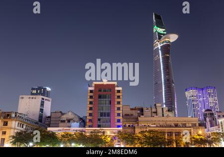 Ho Chi Minh City Downtown, Vietnam Waterfront Cityscape. Imposanter Bitexco Financial Tower Skyscraper Highrise Building Wahrzeichen an der Skyline bei Nacht Stockfoto