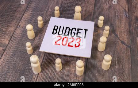 2023 Budgetplanung und Allokationskonzept. Holzwürfel die Inschrift BUDGET 2023 mit grünem Hintergrund, Kopierraum. Für Banner und Präsentation verwenden Stockfoto