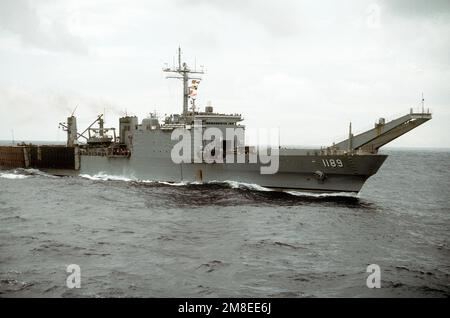 Steuerbord-Bugblick auf das Panzerlandeschiff USS SAN BERNARDINO (LST-1189), das auf dem Weg in den Nahen Osten unterwegs ist. Das Schiff wird in die Region entsandt, um an der Operation Desert Shield teilzunehmen. Betreff Betrieb/Serie: WÜSTENSCHILDLAND: Atlantik (AOC) Stockfoto